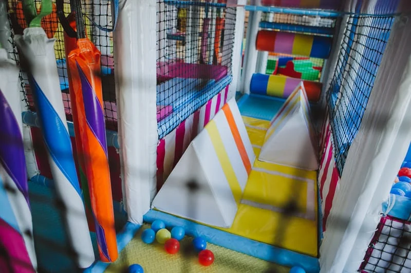 Tobogan și structură de joacă la Kinder Town Baia Mare