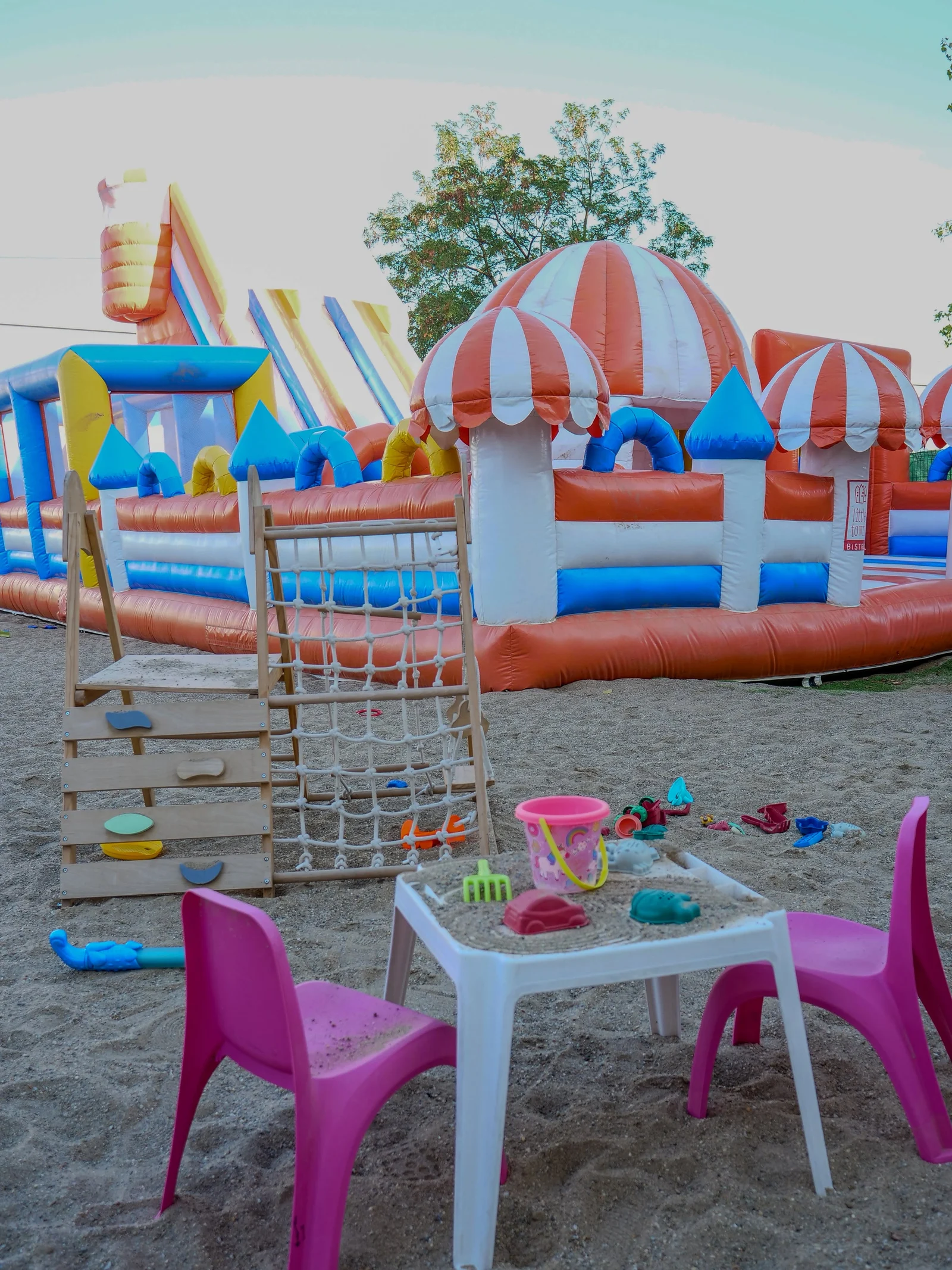 Gonflabile și mese de joacă în curtea Remar Kids Oradea