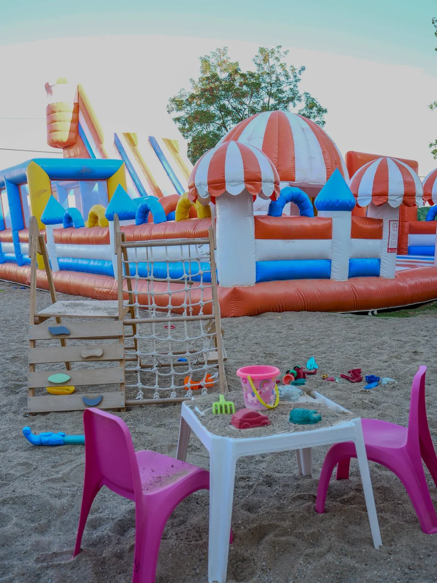 Gonflabile și mese de joacă în curtea Remar Kids Oradea