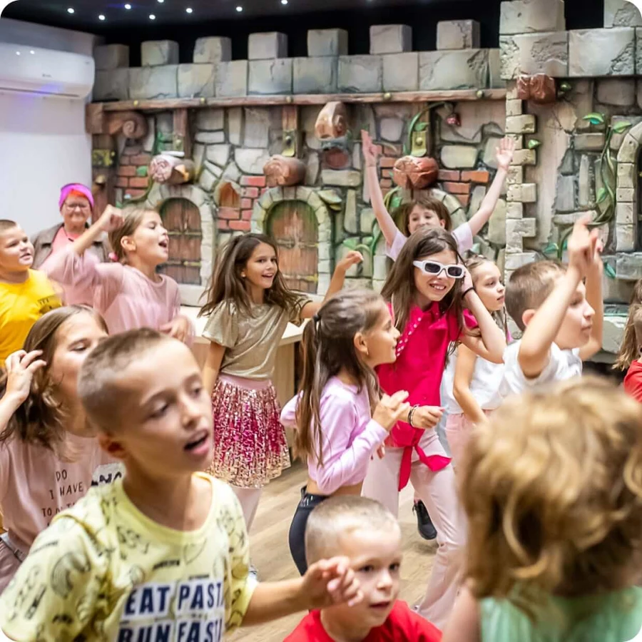 Spațiul și activitățile de joacă de la Camelot Playground