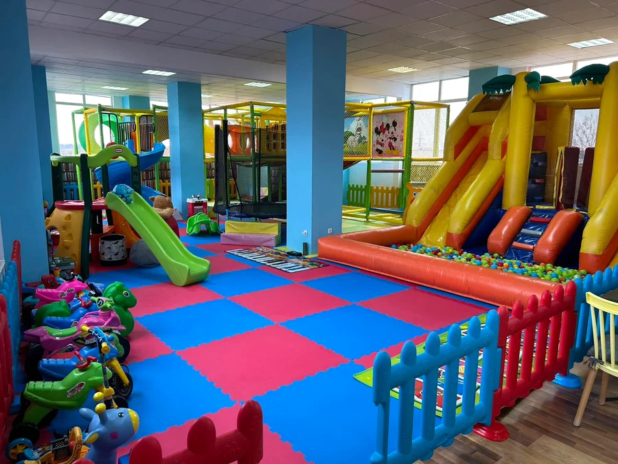 Tobogane și structuri de joacă în interiorul Kiddo4Play Dumbrăvița