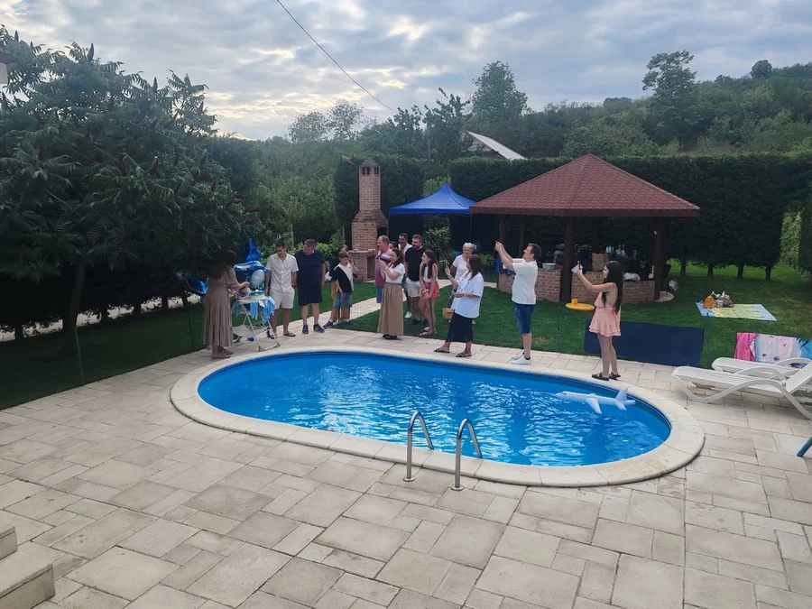 Piscina și foișorul din curtea CYD Place din Oradea