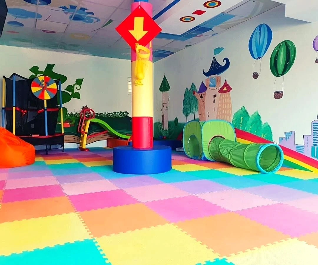 Sala de joacă ReCreativ din Timișoara, cu tobogan și tunel pentru copii