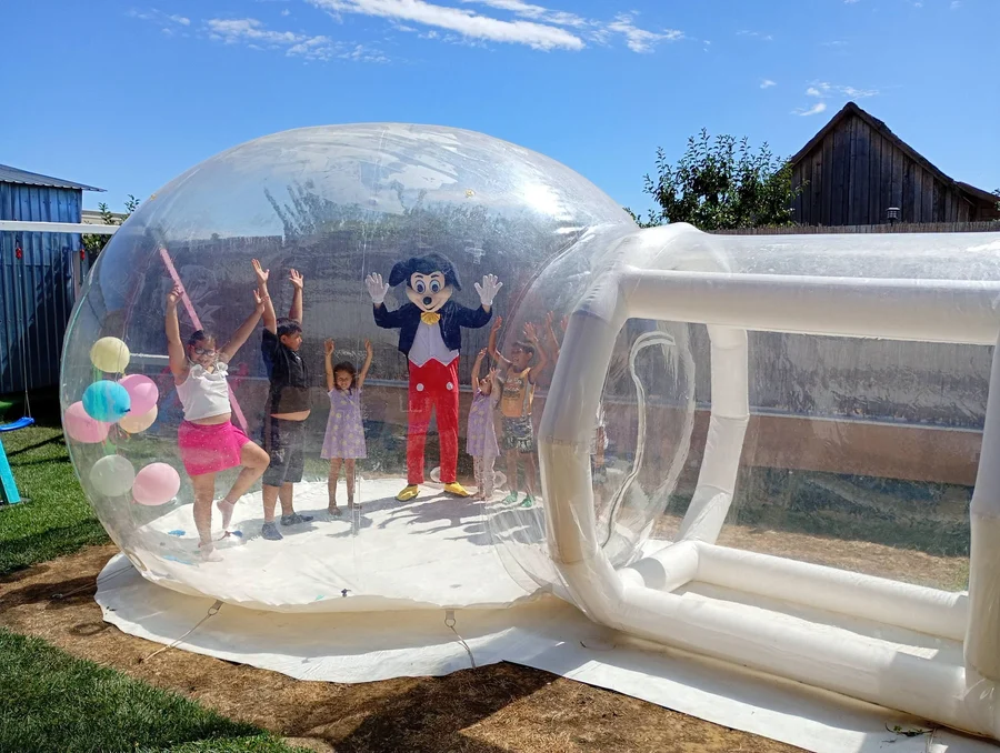 Zona Bubble House din curtea Ha Ha Kids din Nojorid