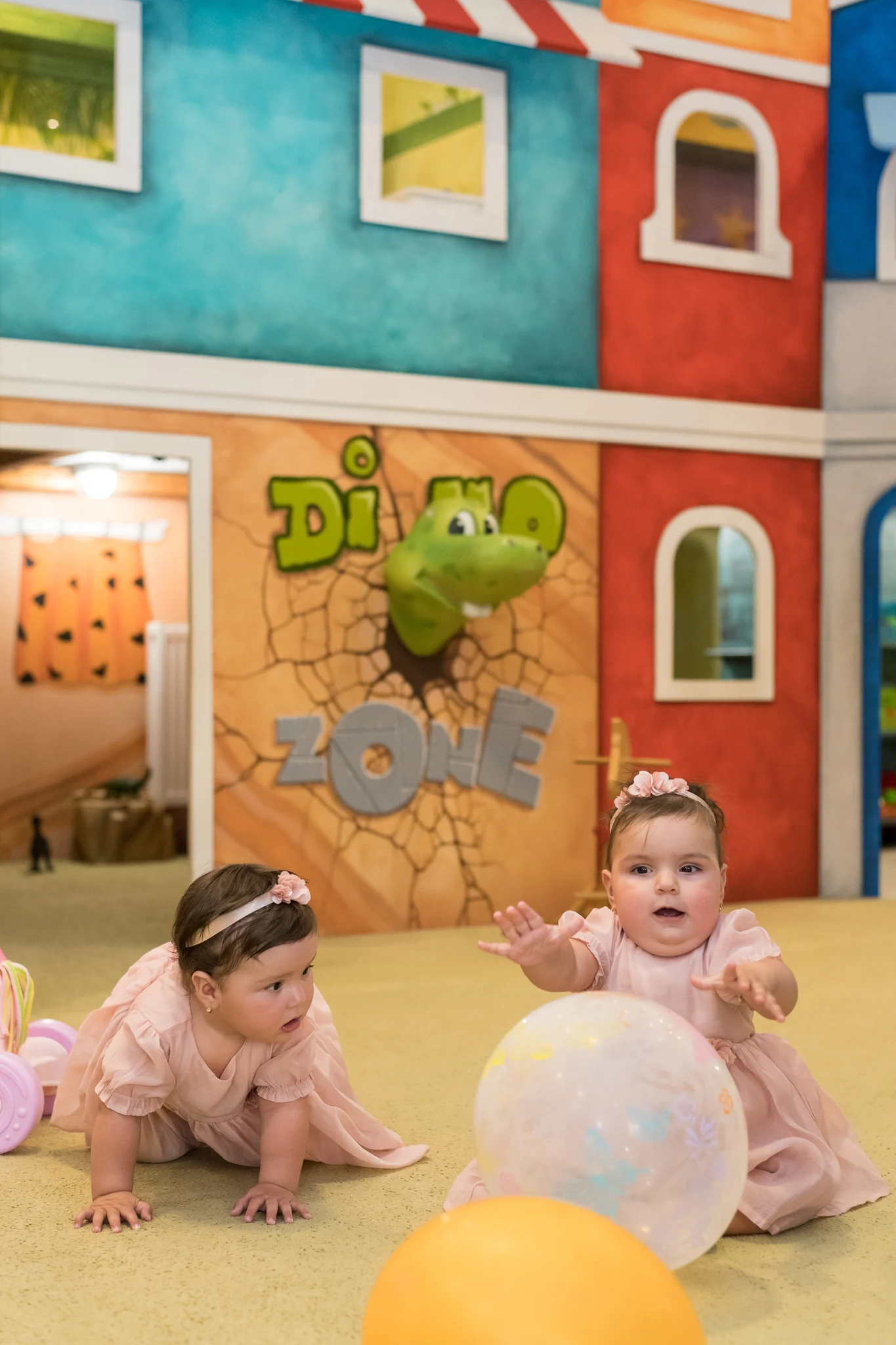 Copii în zona Dino Zone de la Mini Kids Plaza Timișoara