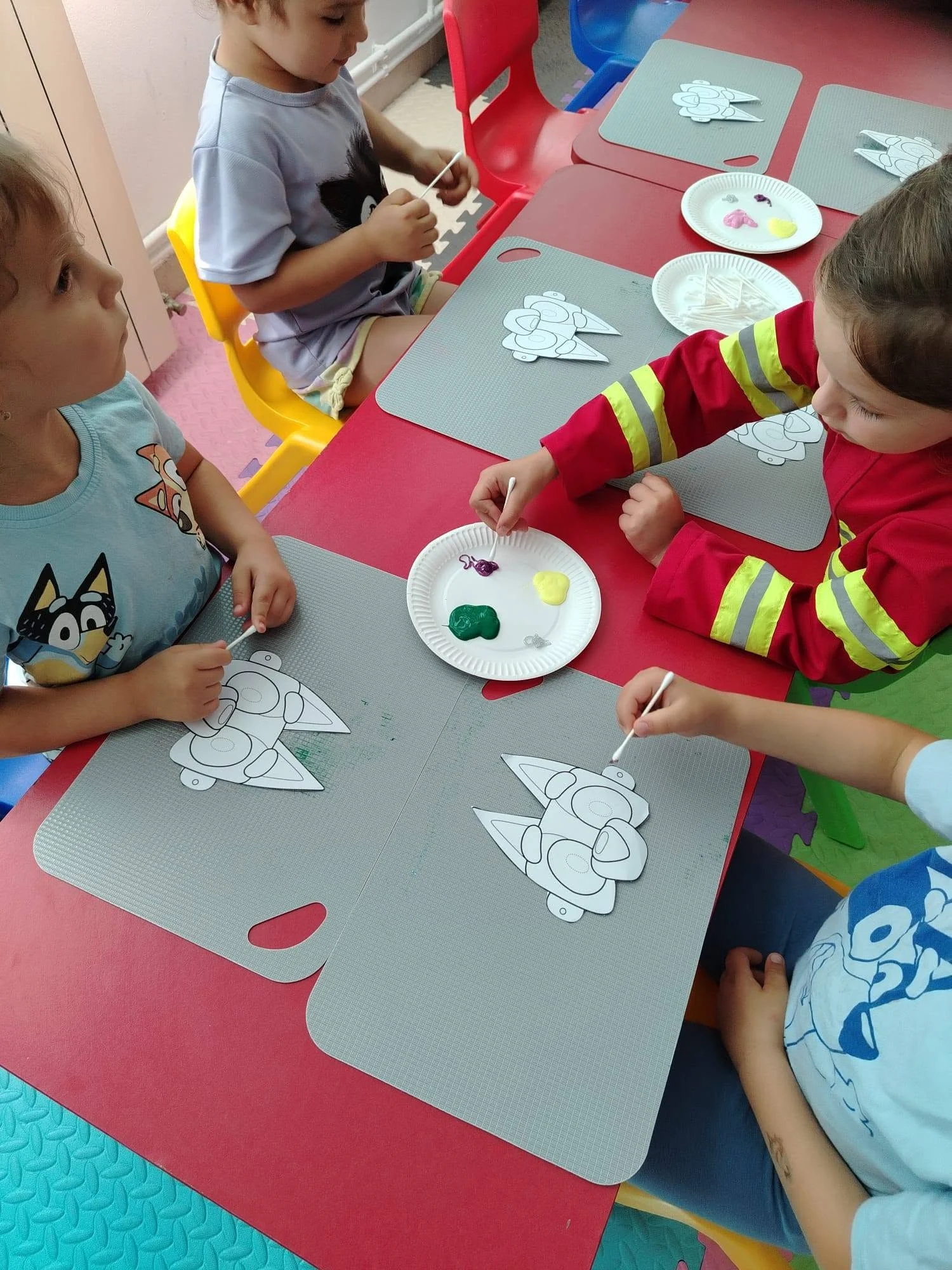 Masa pentru activități creative la Kiddy Planet, Cluj-Napoca