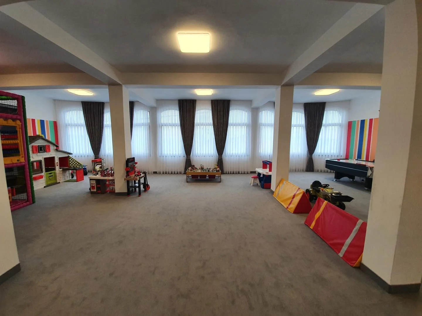 Sala de joacă și jocuri la MARVELand Oradea