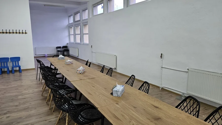 Zona cu mese pentru părinți de la Kitto Land din Deva