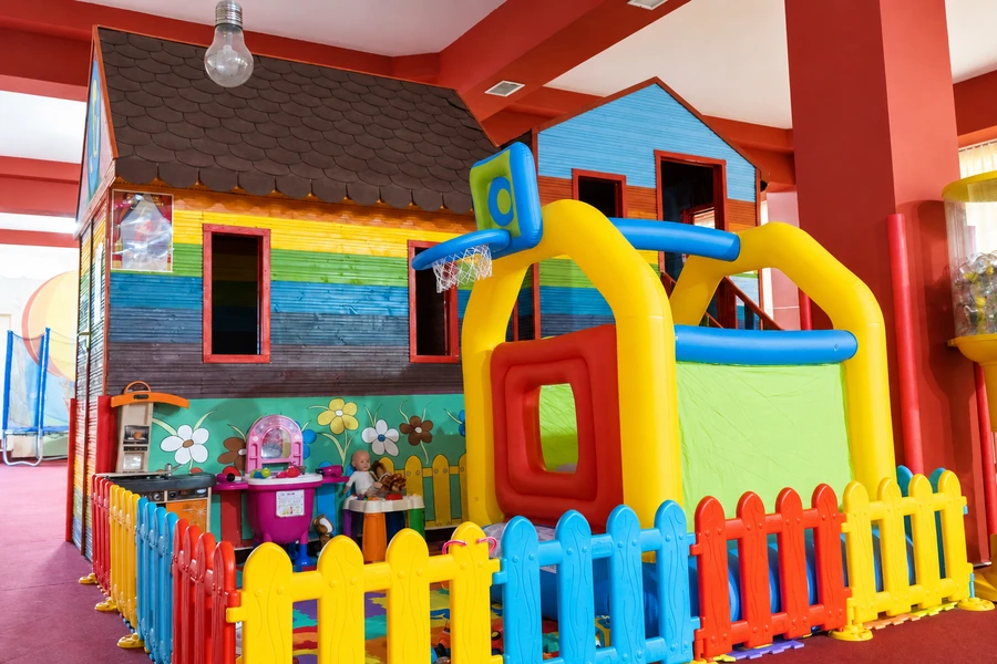 Căsuțe colorate și castel gonflabil la Căsuța Favorită