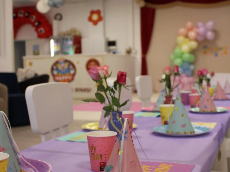 Mese pregătite pentru aniversări la Happy Playtime Arad
