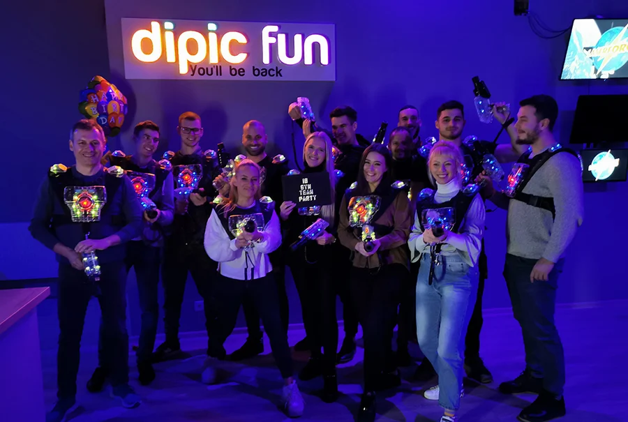 Participanți la laser tag la Dipic Fun Cluj