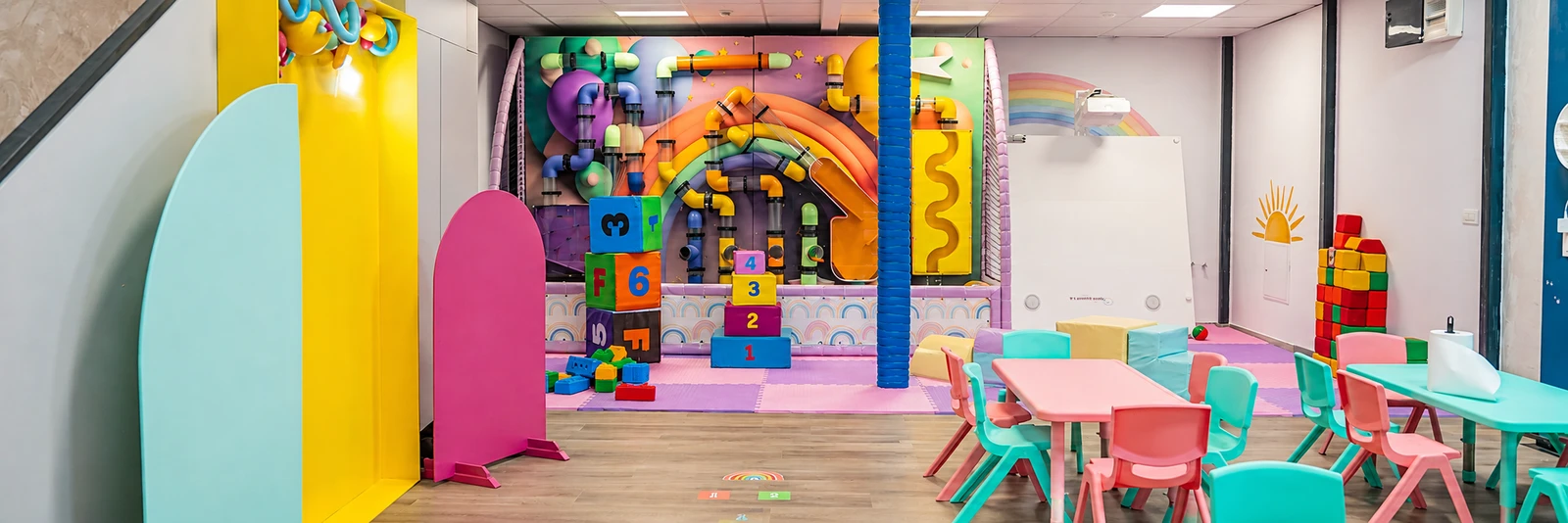 Zona de joacă și măsuțele pentru copii de la DAF Kids Giroc